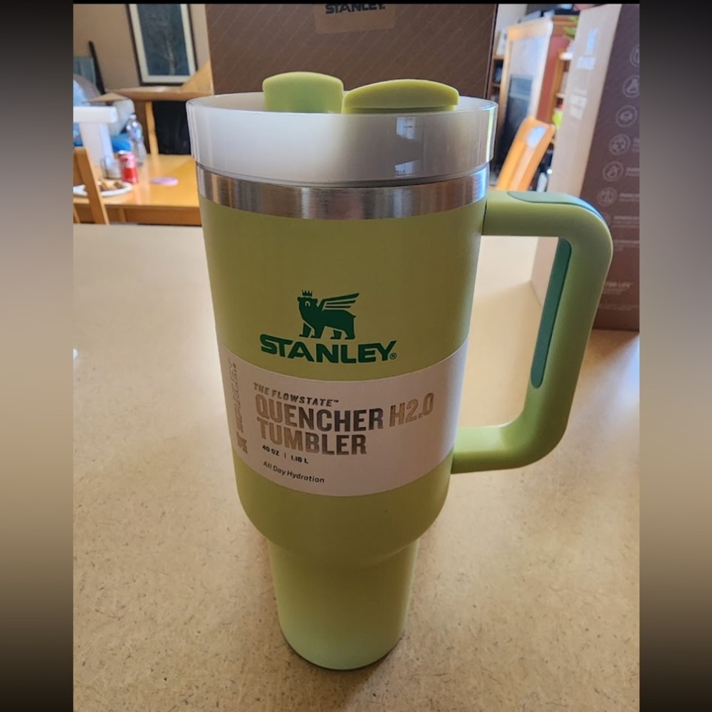 Stanley Citron color 40oz Flow State Quencher 2.0